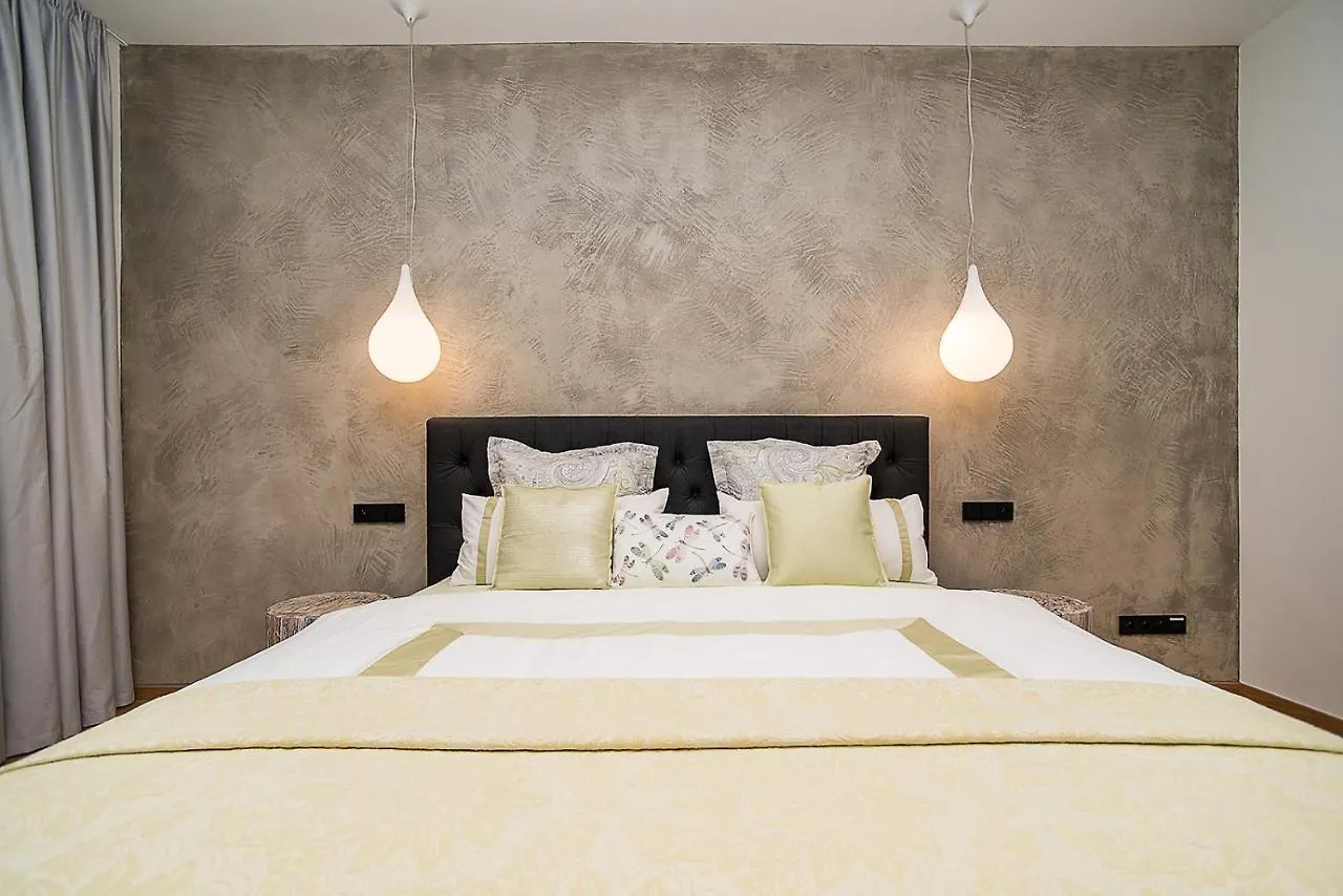 Charming Apartment In Famous Area Прага